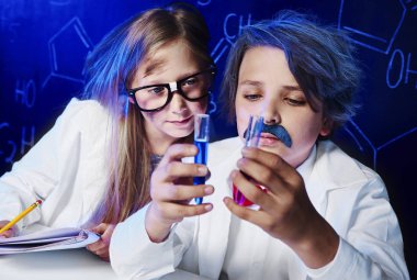 Ciddi küçük profesörler 