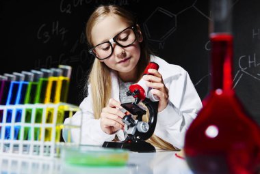 Laboratuvarda çalışan küçük kız 