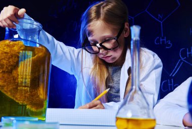 Küçük kız yapma deney