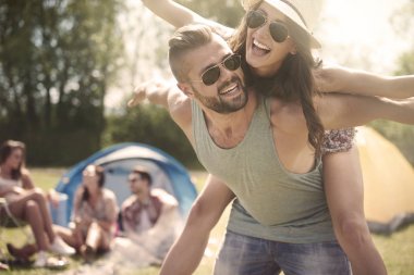 mutlu bir çift üzerinde kamp