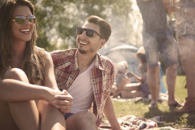 mutlu bir çift üzerinde kamp