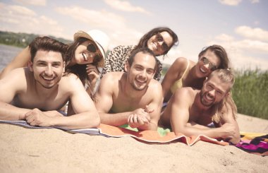 onların yaz tatillerini üzerinde arkadaşlar 