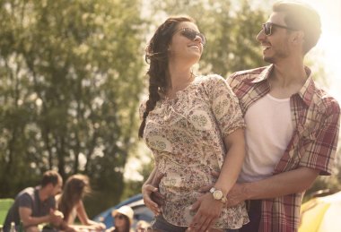 mutlu bir çift üzerinde kamp