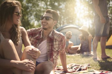 mutlu bir çift üzerinde kamp