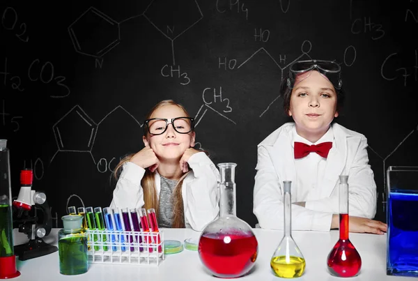 İki kimyagerler hakkında bir şey düşünüyor