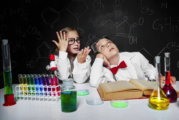 Dos pequeños científicos — Foto de Stock