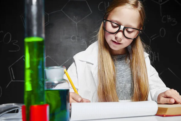 Menina bonito na aula de química — Fotografia de Stock