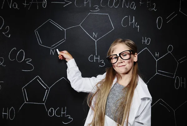 Professor pequeno bonito de química — Fotografia de Stock