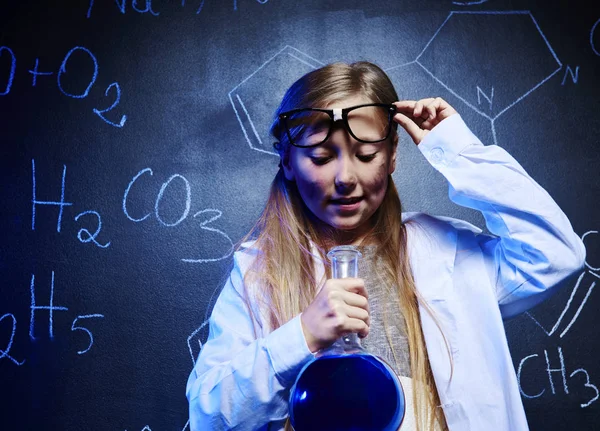 Scientifique regardant la chimie liquide — Photo
