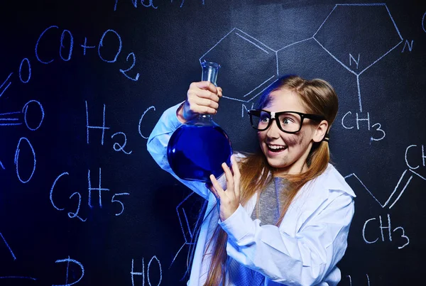 Flicka vetenskapsman gör experiment — Stockfoto