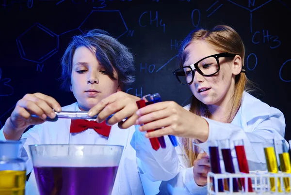 Enfants faisant des expériences chimiques — Photo