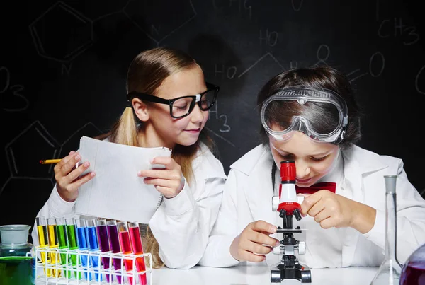 Niños haciendo experimento químico — Foto de Stock