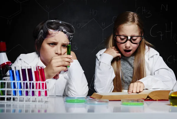 子供化学実験を行う — ストック写真