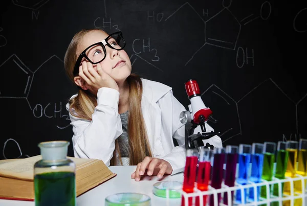 Dziewczyna na lekcji chemii — Zdjęcie stockowe