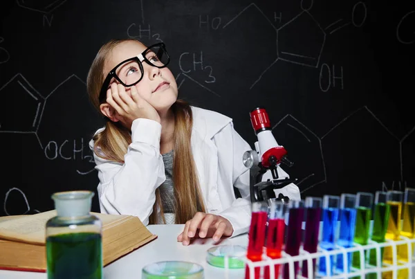 Chica en la lección de química — Foto de Stock