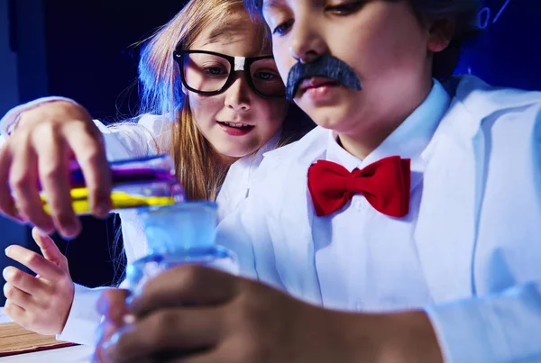 Pojke och flicka att göra experiment — Stockfoto