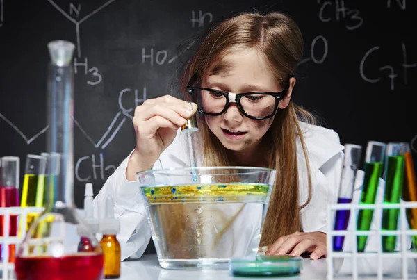 Petite fille faisant une expérience — Photo