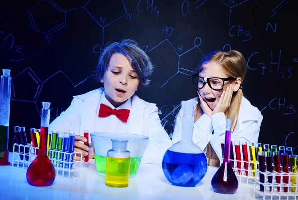 Niños en el laboratorio químico — Foto de Stock