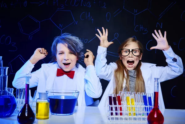 Los niños están confundidos con las reglas químicas — Foto de Stock
