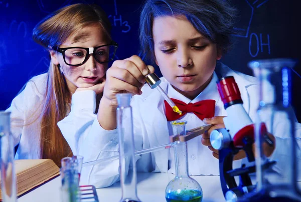 Dzieci podczas lekcji chemii — Zdjęcie stockowe