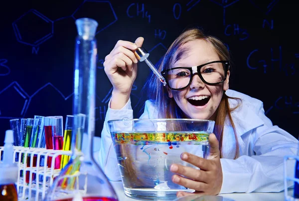 Petite fille faisant une expérience — Photo