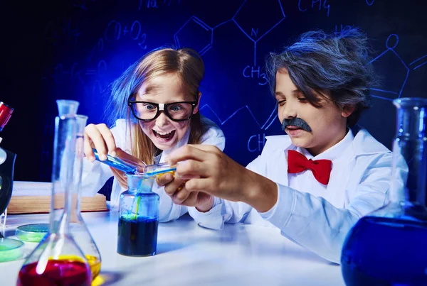 Pequeños científicos locos en el laboratorio — Foto de Stock