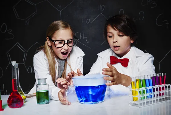 Діти грають вчені — стокове фото