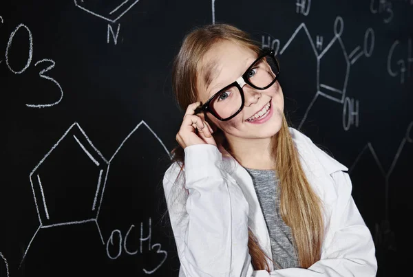 Dziewczyna w klasie chemii — Zdjęcie stockowe