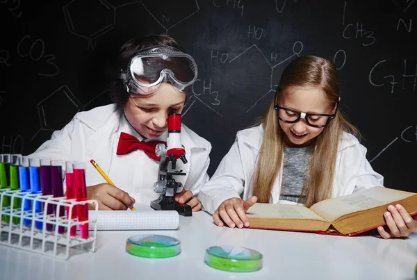 Niños aprendiendo química — Foto de Stock