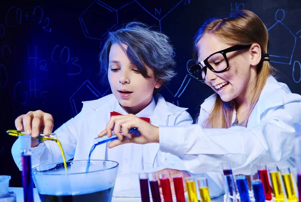 Enfants jouant scientifiques — Photo