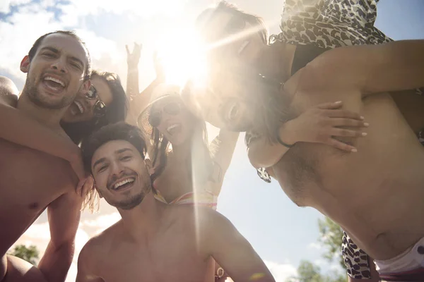 Glückliche Freunde im Freien — Stockfoto