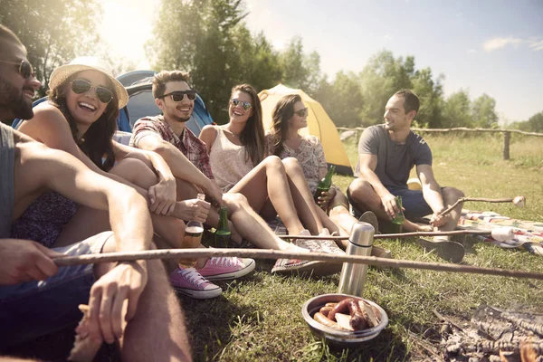 Freunde auf Sommercamping — Stockfoto