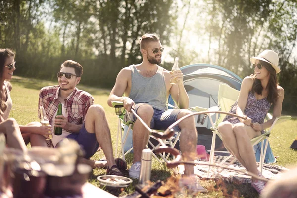 Amigos en campamento de verano — Foto de Stock