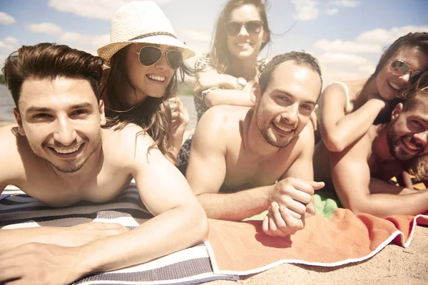 Vrienden over hun zomervakanties — Stockfoto