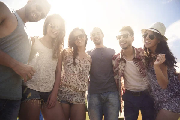 Felices amigos al aire libre — Foto de Stock