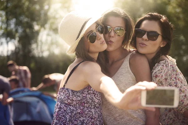 Młode kobiety co selfie — Zdjęcie stockowe