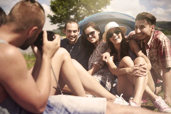 Vänner på sommaren camping — Stockfoto