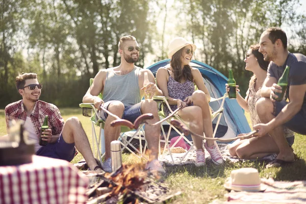 Vrienden op zomer camping — Stockfoto