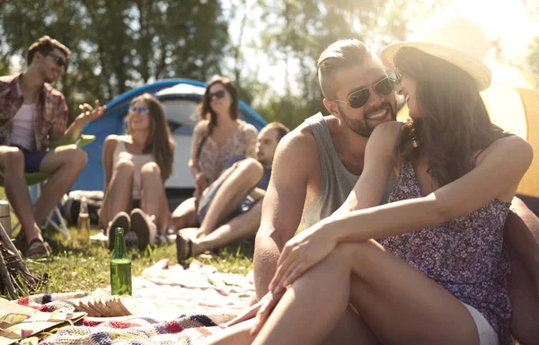 Glückliches Paar auf dem Campingplatz — Stockfoto