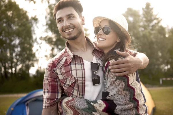 Pareja feliz en camping —  Fotos de Stock