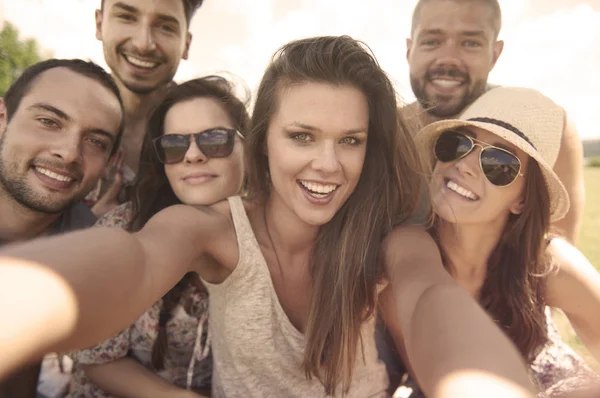 Happy vänner utomhus — Stockfoto