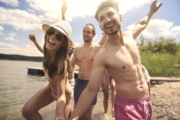 onların yaz tatillerini üzerinde arkadaşlar 