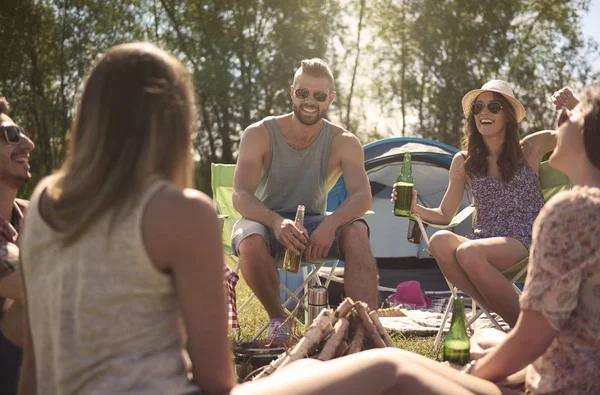 Amigos en campamento de verano — Foto de Stock