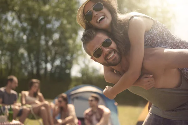 Lyckliga paret på camping — Stockfoto