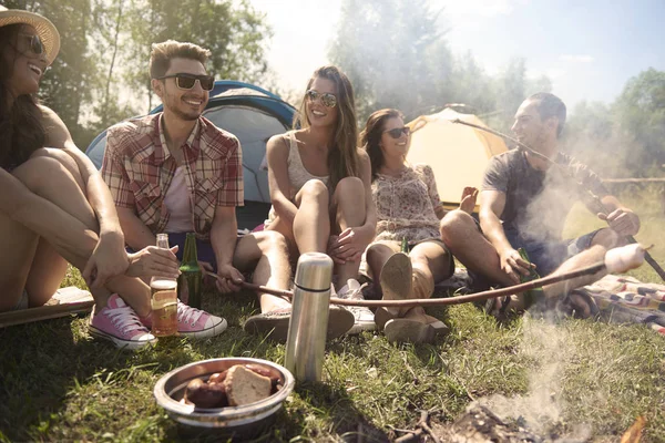 Amigos en campamento de verano —  Fotos de Stock