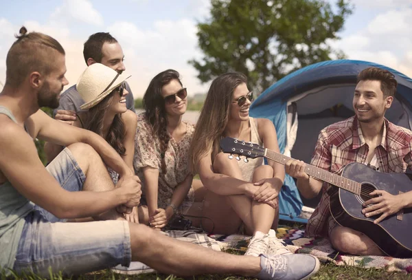 Freunde auf Sommercamping — Stockfoto