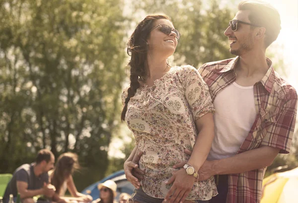 mutlu bir çift üzerinde kamp