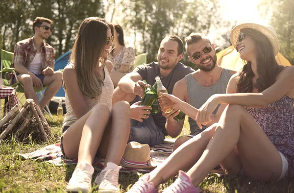 Freunde auf Sommercamping — Stockfoto