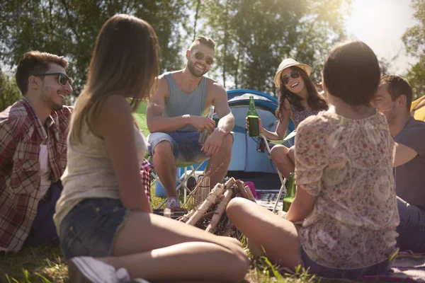 Vrienden op zomer camping — Stockfoto