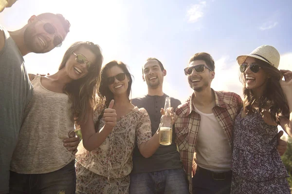 Felices amigos al aire libre — Foto de Stock